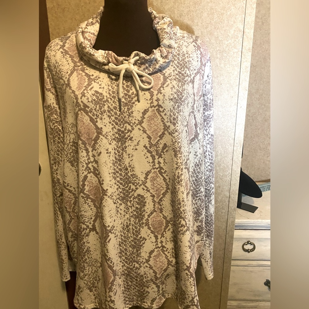 NWT trendy very pretty Calvin Klein snake skin shirt/ blouse